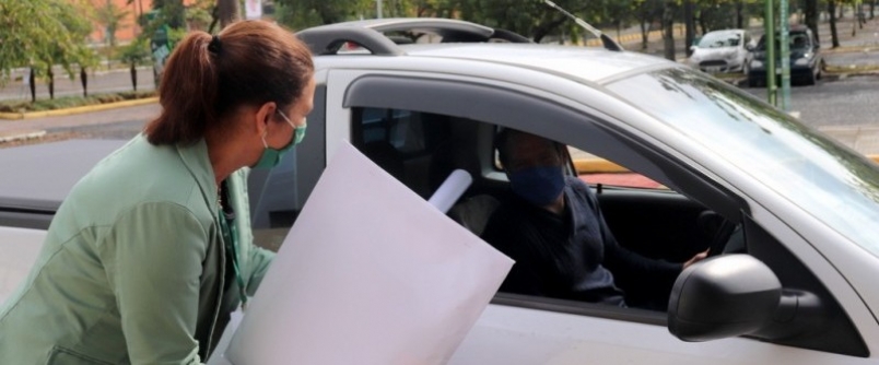 Col�gio Unesc realiza entrega de materiais pelo sistema drive thru