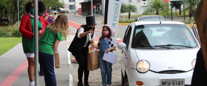 Col�gio Unesc realiza mais uma entrega de materiais via sistema drive thru