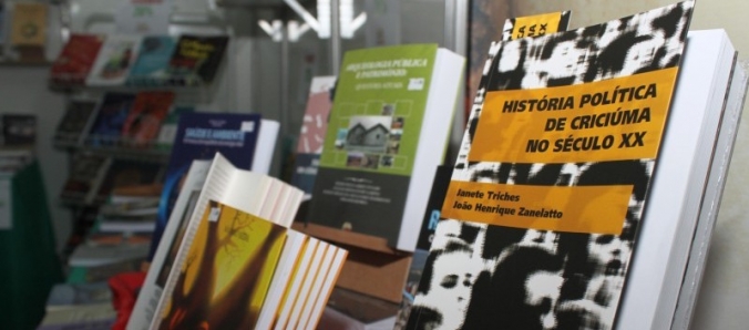 Unesc participa de Feira do Livro de Crici�ma