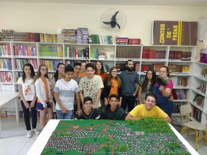 Projeto oficina de maquete, apresenta e socializa a maquete do bairro da escola parceira.
