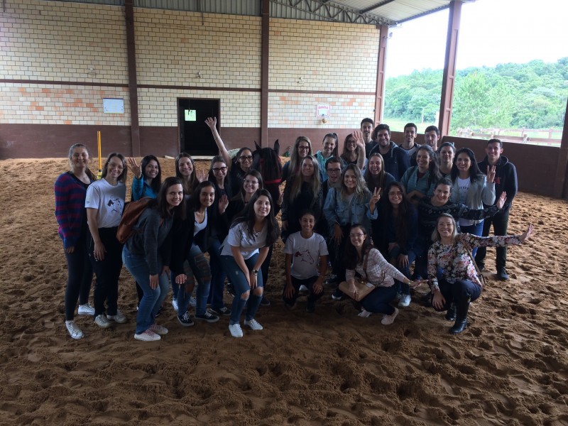 ALUNOS DA 7� FASE DO CURSO DE FISIOTERAPIA VISITAM CENTRO DE EQUOTERAPIA DA APAE DE COCAL DO SUL