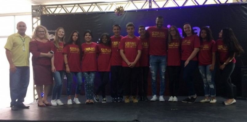 Coral Jovem Unesc emociona no palco do projeto Quintas Culturais