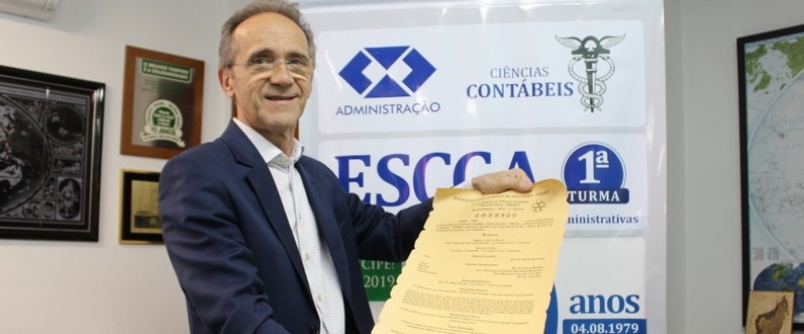 Egresso carrega com orgulho a forma��o na primeira turma de administradores da Unesc