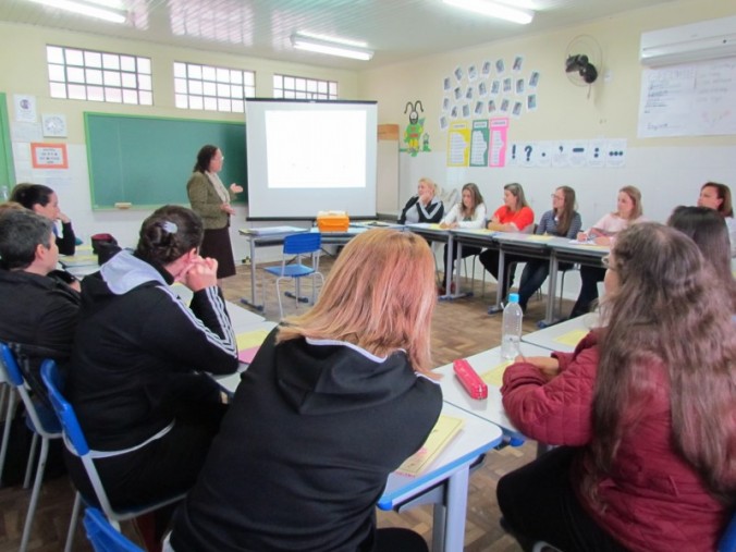 Bolsistas do PIBID Interdisciplinar apresentam projeto na reunio Pedaggica da EMEIEF Jos Rosso
