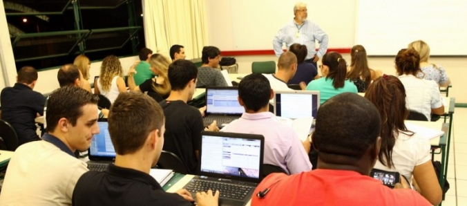 Possibilidade de ingresso na Universidade com bolsas integrais e parciais