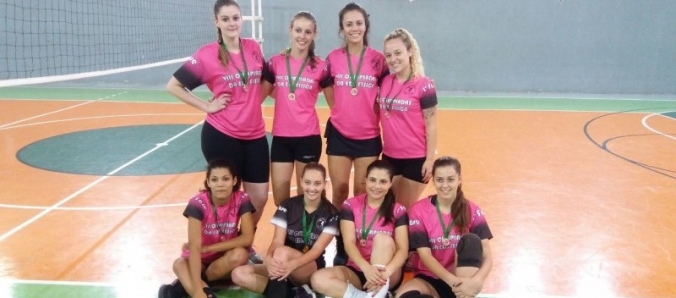 Alunas de Educao Fsica vencem Intercursos de Voleibol Feminino