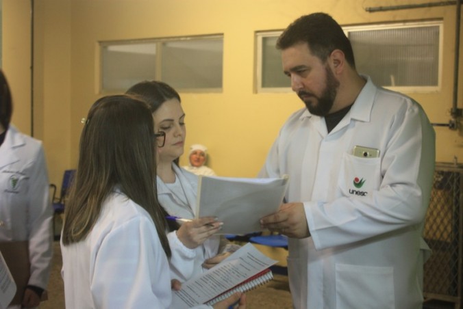 A��o do NUPAC e dos acad�micos do Curso de Fisioterapia na JBS de Nova Veneza