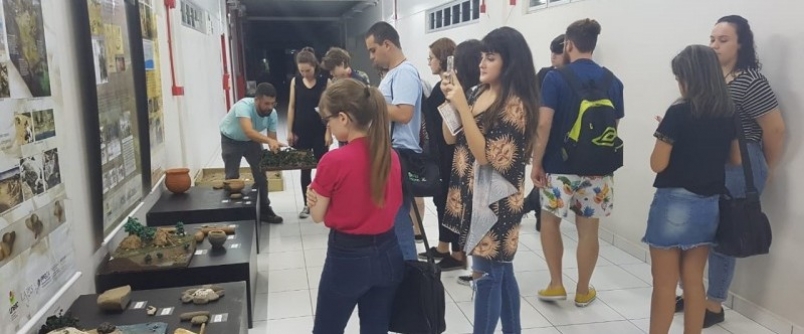 Acad�micos de Artes Visuais visitam o Laborat�rio de Arqueologia Pedro Ign�cio Schmitz � LAPIS
