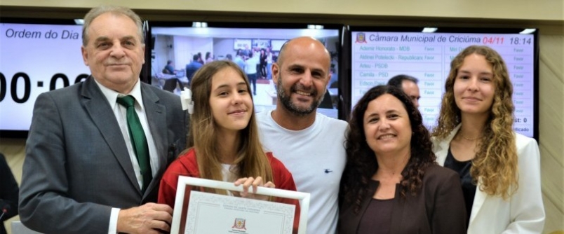 Aluna do Col�gio Unesc recebe Mo��o de Aplauso da C�mara de Vereadores de Crici�ma