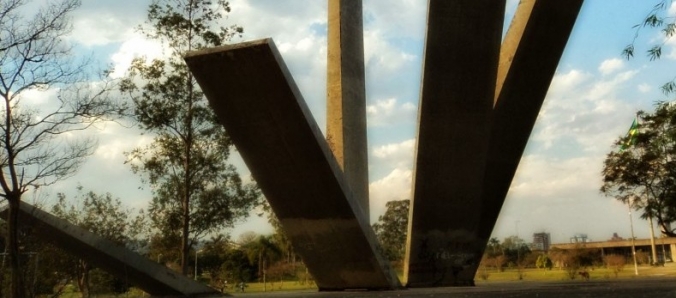 Professores lan�am livro sobre a pol�tica de Crici�ma no s�culo 20