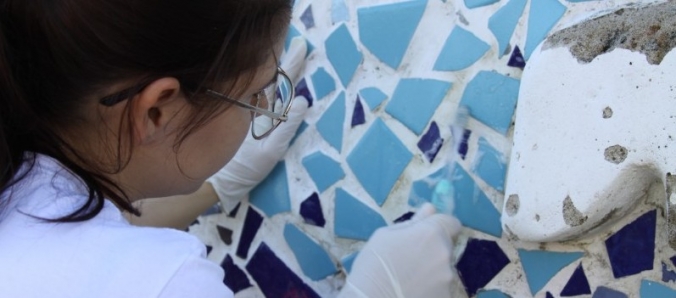 Estudantes de Artes Visuais fazem manuteno de mosaico na Universidade