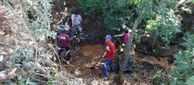 Projeto de extens�o promove limpeza da nascente do bairro S�o Defende