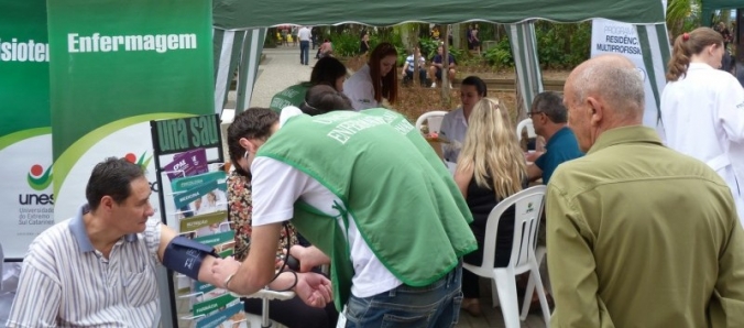 Alunos e professores da Unesc orientam popula��o na Pra�a