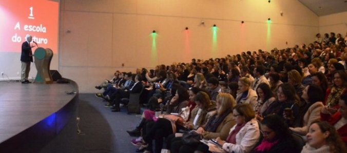 Ant�nio N�voa apresenta novos conceitos de forma��o durante Congresso Ibero-Americano