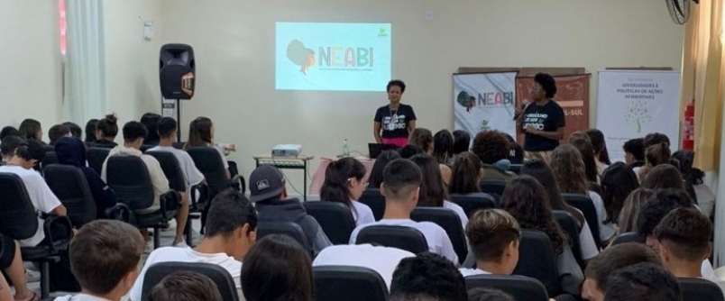 Neabi e Secretaria de Diversidades da Unesc compartilham saberes em escolas de Cricima