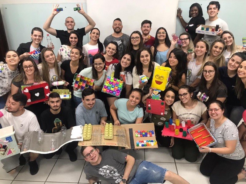 ACAD�MICOS DE FISIOTERAPIA CONFECCIONAM BRINQUEDOS NA DISCIPLINA DE FISIOTERAPIA PEDI�TRICA