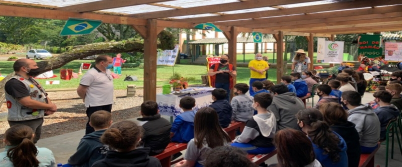 Boi de Mam�o da Unesc visita escola em Turvo