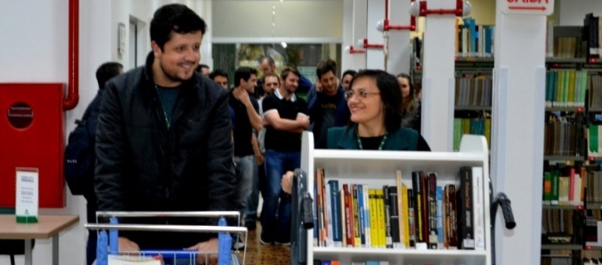 Alunos de Engenharia Mec�nica desenvolvem carrinhos para transportar livros