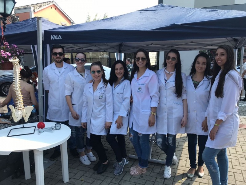 ACAD�MICOS DO CURSO DE FISIOTERAPIA PARTICIPAM DA A��O SOCIAL EM NOVA VENEZA REFERENTE AO SETEMBRO AMARELO