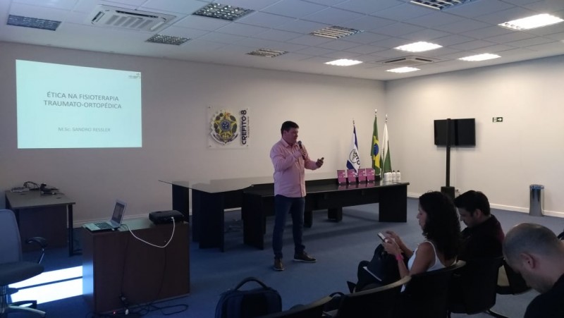 PROFESSOR SANDRO RESSLER MINISTRA PALESTRA NA JORNADA PARANAENSE DA ABRAFITO