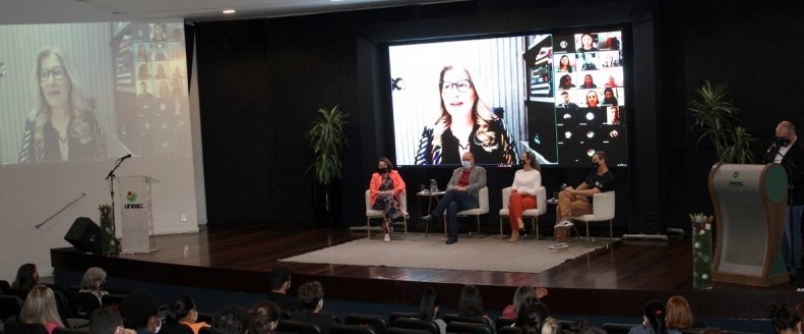 Experincias so compartilhadas em Seminrio Estadual sediado pela Unesc