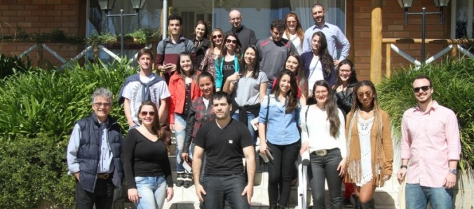 Estudantes de Design e Engenharia de Materiais conhecem empresa Kleiner Schein