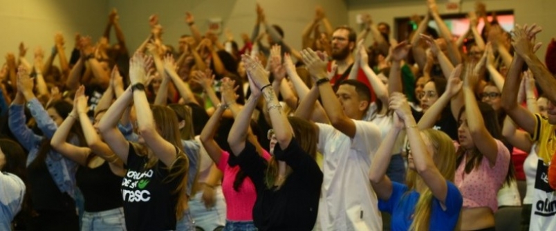 Start na Unesc: anima��o, dan�a, m�sica e di�logos marcam segundo dia de recep��o aos calouros da Unesc