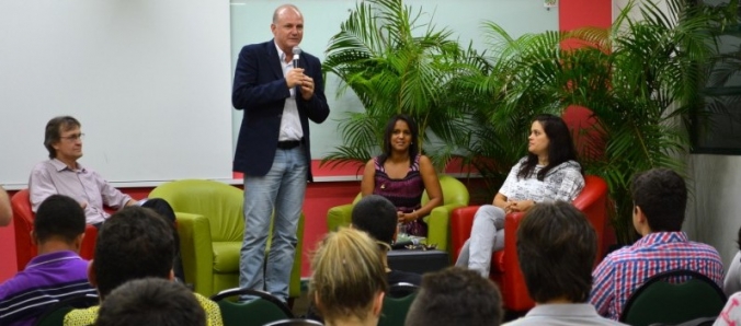 Representantes de turma reunidos para falar sobre bolsas de estudo