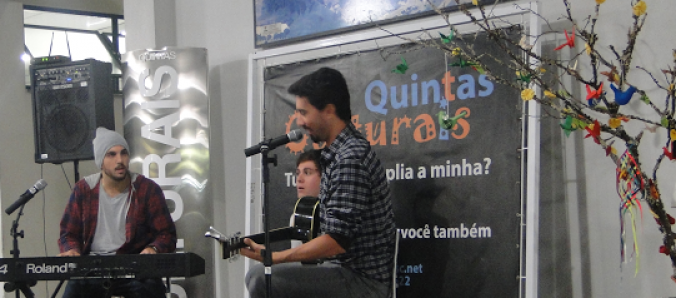 Quintas Culturais: Alunos animam a noite no hall dos blocos XXI