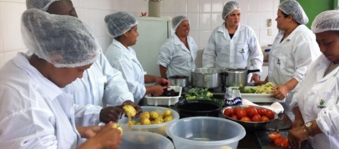 Curso de Culinria Profissional entrega certificado para mulheres do Bairro Paraso