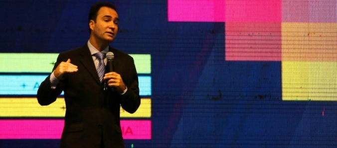 Funcionrios e professores participam de sorteio de ingressos para palestra de Mrcio Schultz