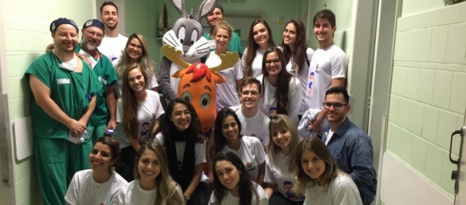 Volunt�rios de Medicina levam conforto a crian�as na espera por cirurgias
