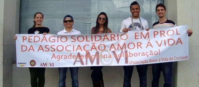 Alunos de Fisioterapia participam de ped�gio em prol da Amovi