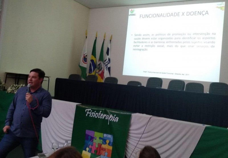 PROFESSOR SANDRO RESSLER MINISTRA PALESTRA NA III SEMANA ACAD�MICA DO CURSO DE FISIOTERAPIA DA URI