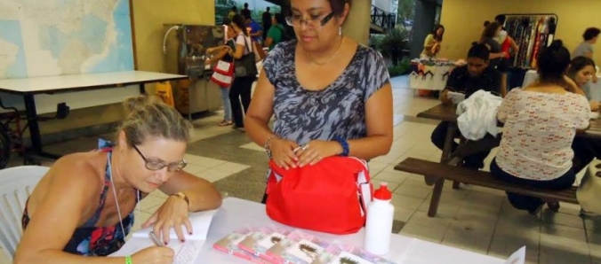 Professora apresenta pesquisa e relan�a livros em confer�ncia