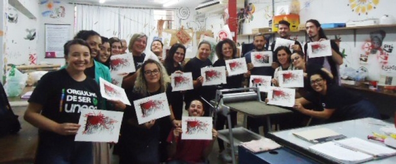 Acadmicos da Furb e da Unesc exploram exposies durante visita