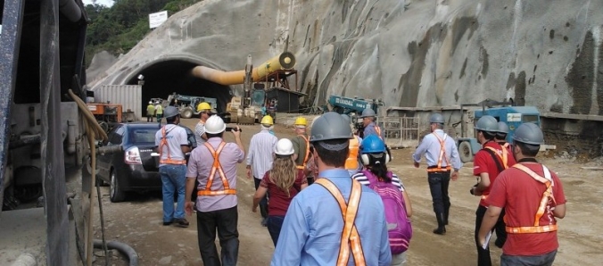 Curso de Engenharia Civil acompanha visita �s obras da BR-101
