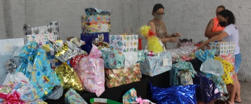 Campanha com apoio da Unesc entrega 60 presentes de natal a crianas do bairro Paraso