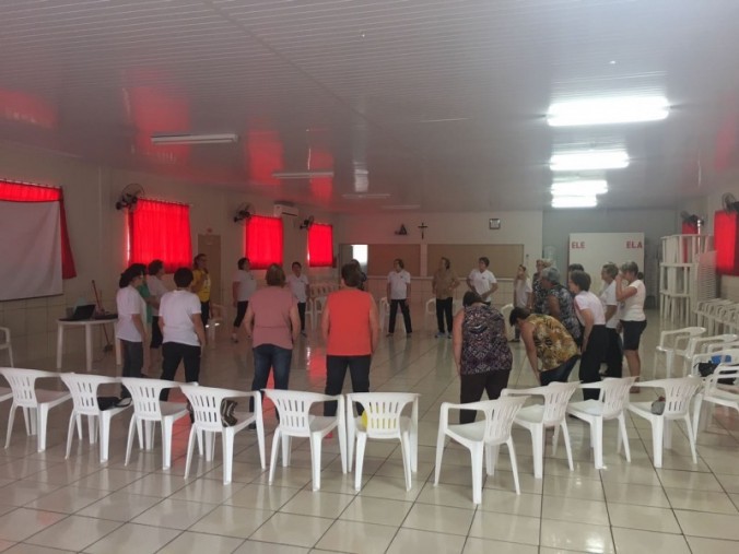 Residentes participam do grupo Qualidade de Vida do Idoso (QVI) em Turvo