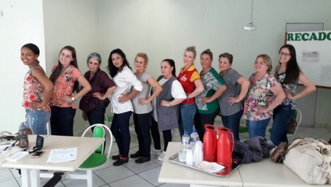 Residentes promovem Tarde da Beleza para as higienizadoras do Hospital So Donato