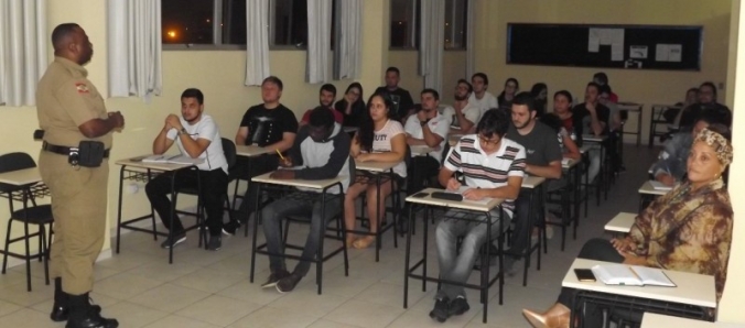 Futuros administradores visitam Batalho da Polcia Militar