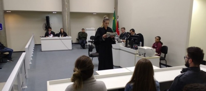 Estudantes de Direito da Unesc participam de J�ri Simulado no F�rum da Comarca de Crici�ma