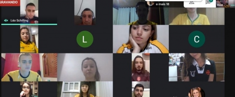 Estudantes do curso de Direito aprendem em aula com convidado especial