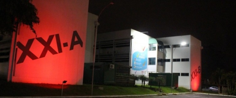 A cor da solidariedade ilumina o campus da Unesc