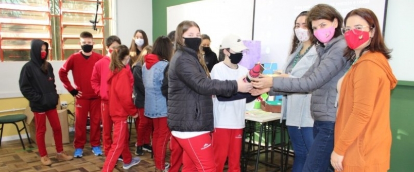 Alunos do Col�gio Unesc produzem brinquedos recicl�veis para as crian�as do Projeto �Trilhos da Sa�de�