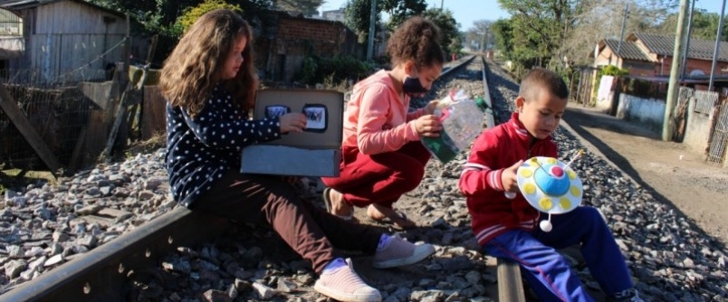 Crian�as do Projeto �Trilhos na Sa�de� receberam os brinquedos artesanais confeccionados pelos alunos do sexto ano do Col�gio Unesc