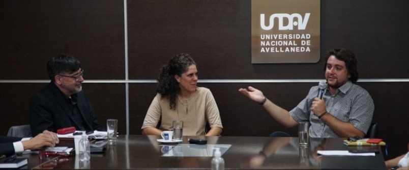 Primeiro acadmico da Unesc formado com dupla titulao recebe certificado de concluso na Argentina
