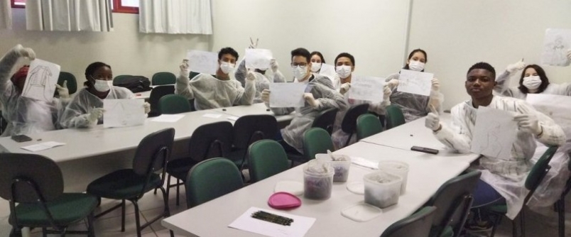 Alunos da escola Marcos Rovaris realizam atividade sobre mulheres catarinenses no Cedoc