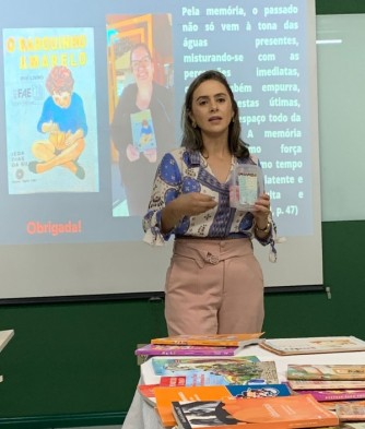Doutoranda apresenta dilogo sobre as pesquisas realizadas tendo o livro didtico como fonte e objeto de pesquisa