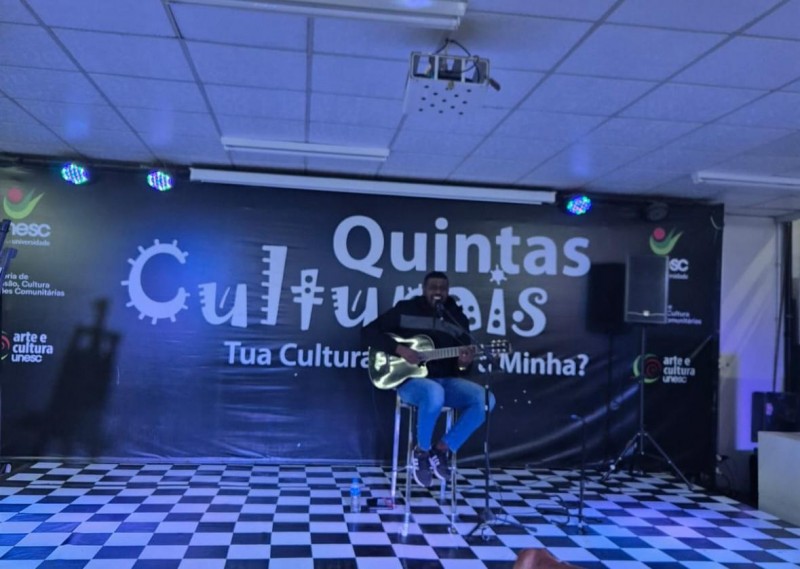 Talento da Pedagogia Unesc Brilha no Quintas Culturais: Alysson Fernandes Encanta o Pblico